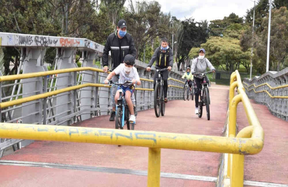 Tras cinco meses de cuarentena, la Alcaldía de Bogotá autorizó el regreso de la Ciclovía dominical desde este 30 de agosto, entre las 7:00 de la mañana y las 2:00 de la tarde. Foto: Alexandra Ruiz/SEMANA