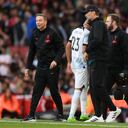 El colombiano salió del terreno de juego por lesión.