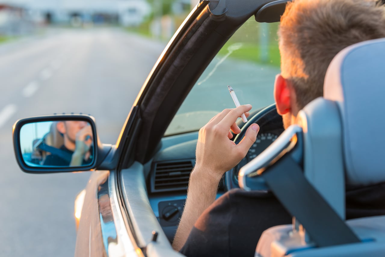 Fumar mientras se conduce puede ocasionar distracciones que resultan altamente peligrosas.