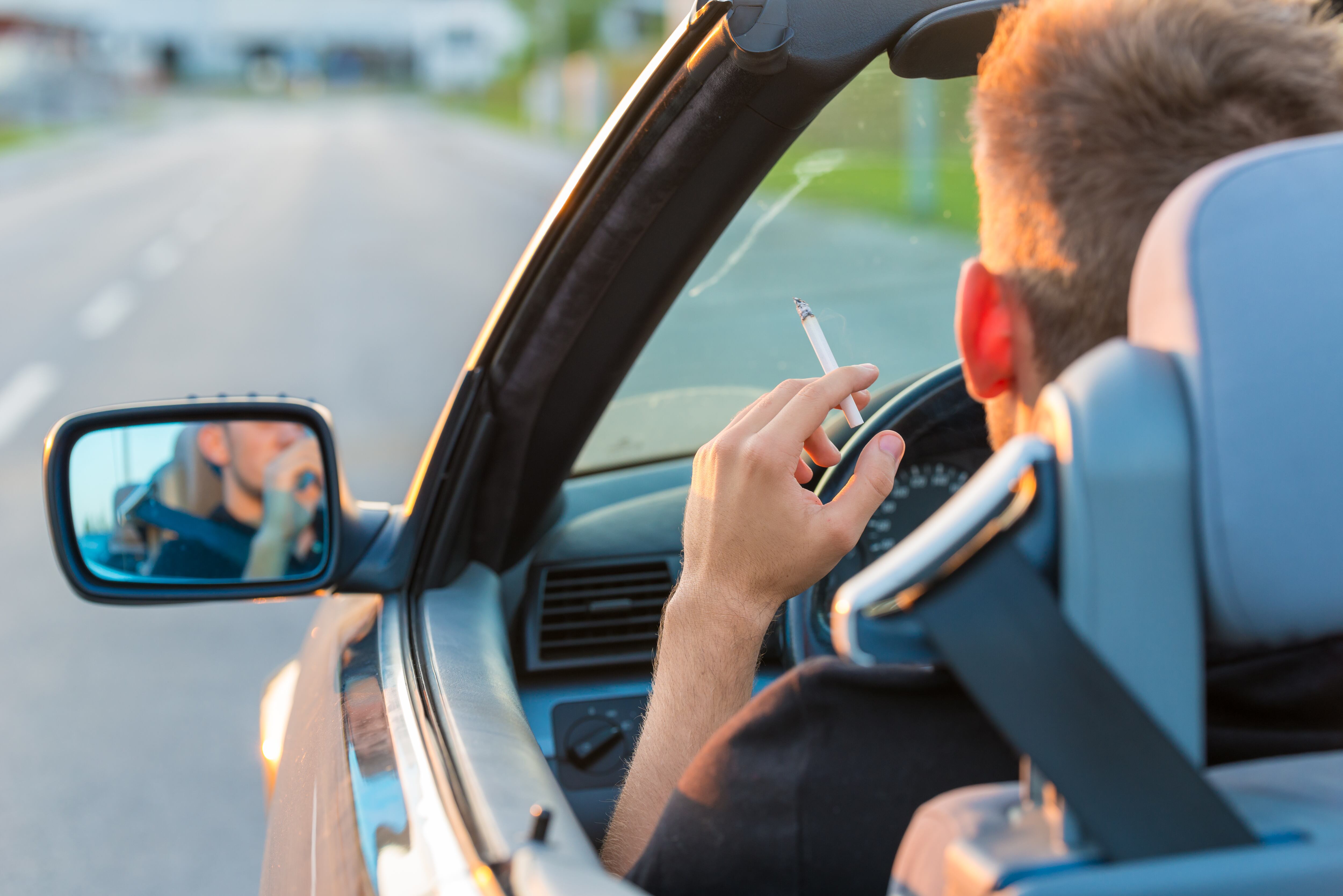Fumar mientras se conduce puede ocasionar distracciones que resultan altamente peligrosas.