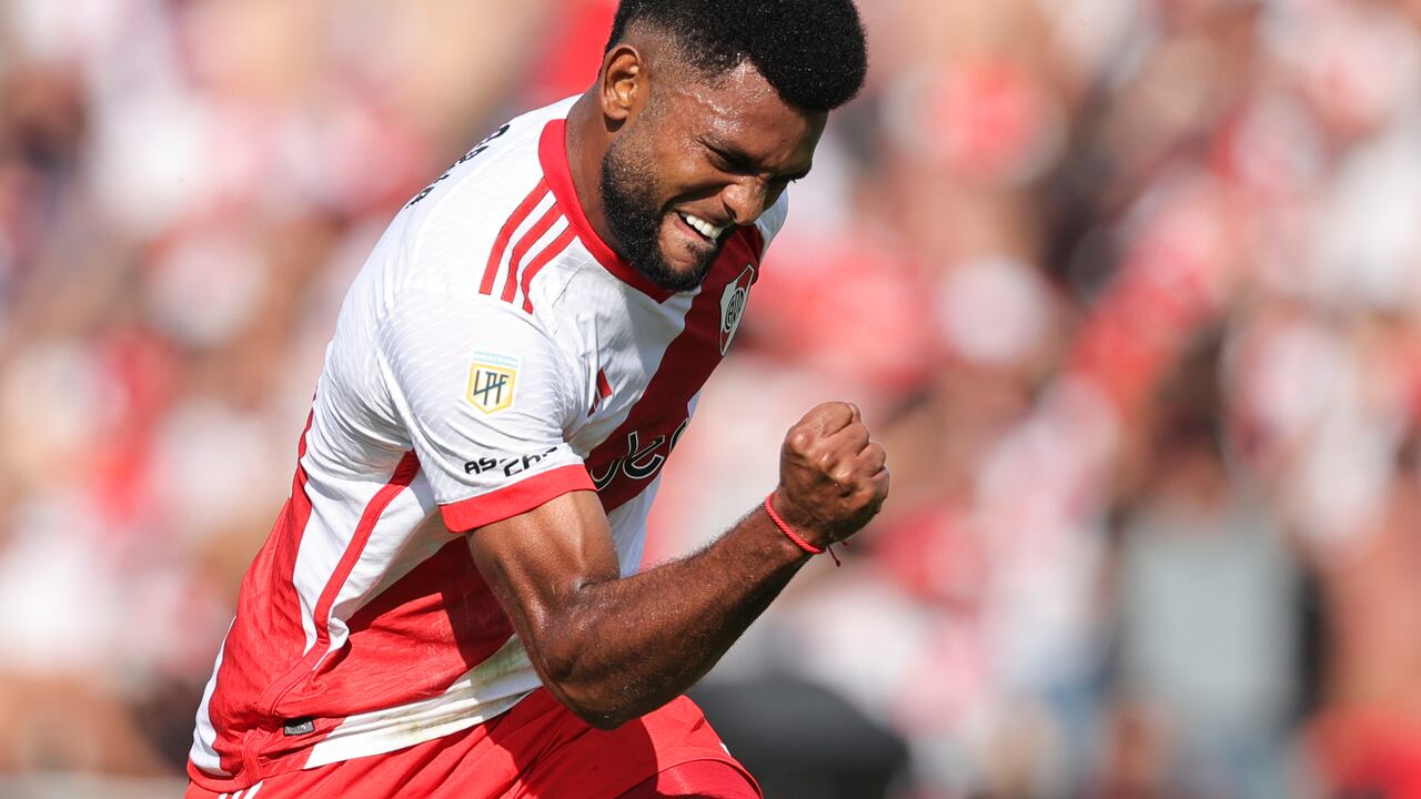 Miguel Ángel Borja, de River Plate, celebra marcar el gol inicial contra Boca Juniors durante un partido de cuartos de final de la liga argentina de fútbol en el estadio Mario Kempes de Córdoba, Argentina, el domingo 21 de abril de 2024. (Foto AP/Nicolas Aguilera)