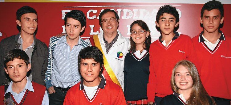 Gustavo Petro fue elegido en 2011 como el candidato de los niños para de Bogotá la alcaldía de Bogotá, título que ganó también en las elecciones reales.