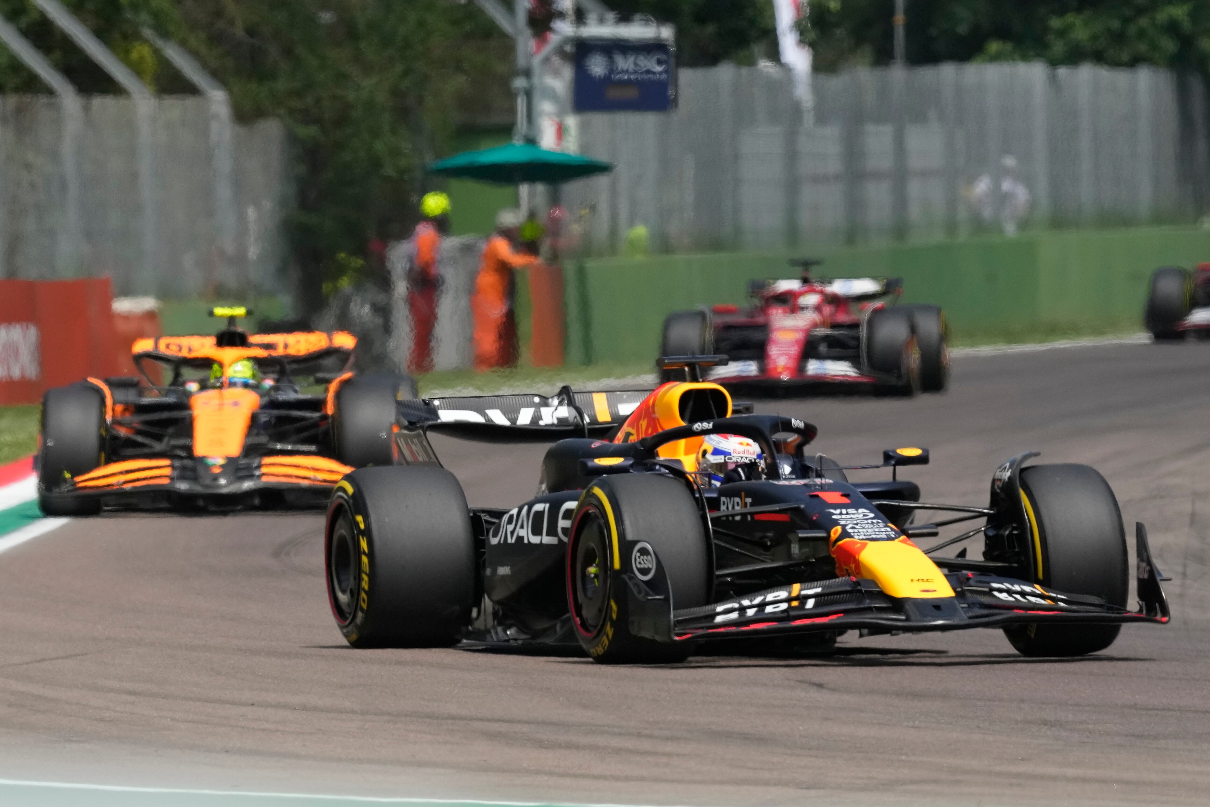 El piloto de Red Bull Max Verstappen de Países Bajos conduce su auto durante la carrera del Gran Premio de Fórmula 1 de Emilia Romagna de Italia en el circuito Dino y Enzo Ferrari en Imola, Italia, el domingo 19 de mayo de 2024. (Foto AP/Antonio Calanni)