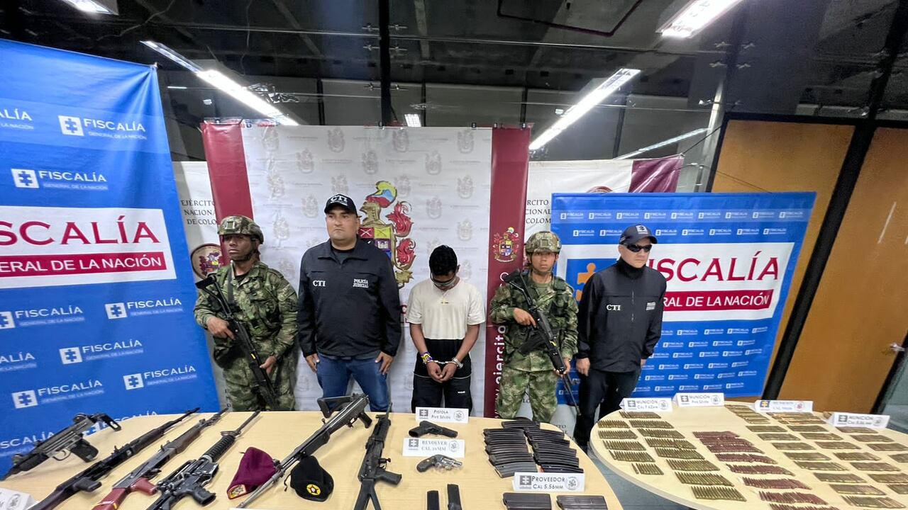 Autoridades capturaron un sujeto e incautaron material de guerra tras combates en Antioquia.