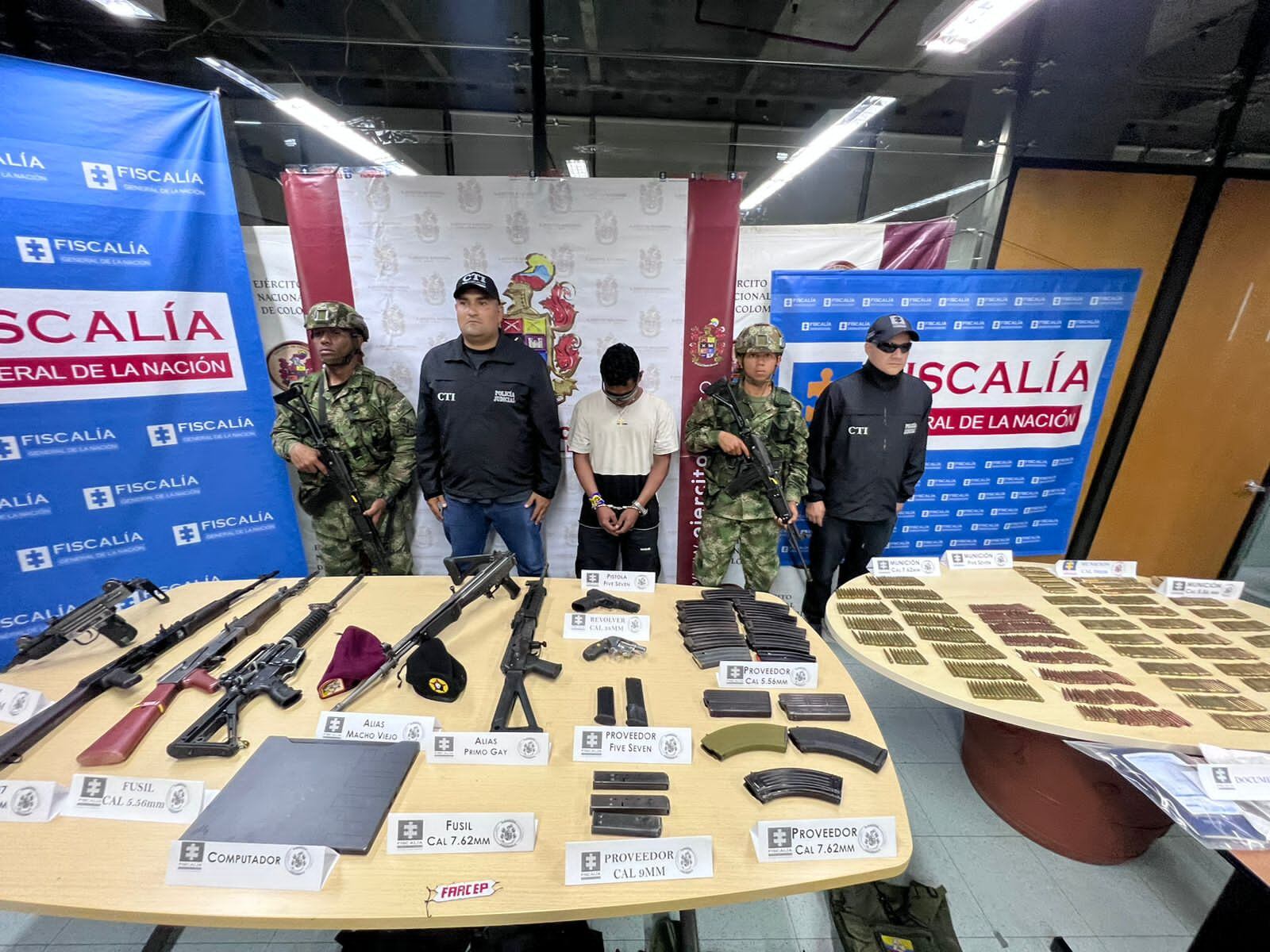 Autoridades capturaron un sujeto e incautaron material de guerra tras combates en Antioquia.