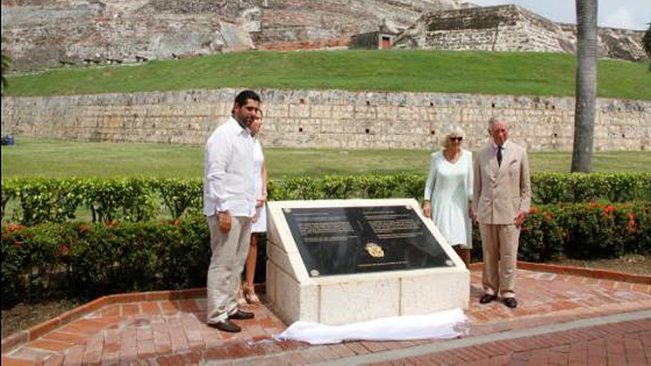 Dionisio Vélez, alcalde de Cartagena, en el momento de la develación de la placa, junto al Príncipe y la Duquesa de Cornualles.