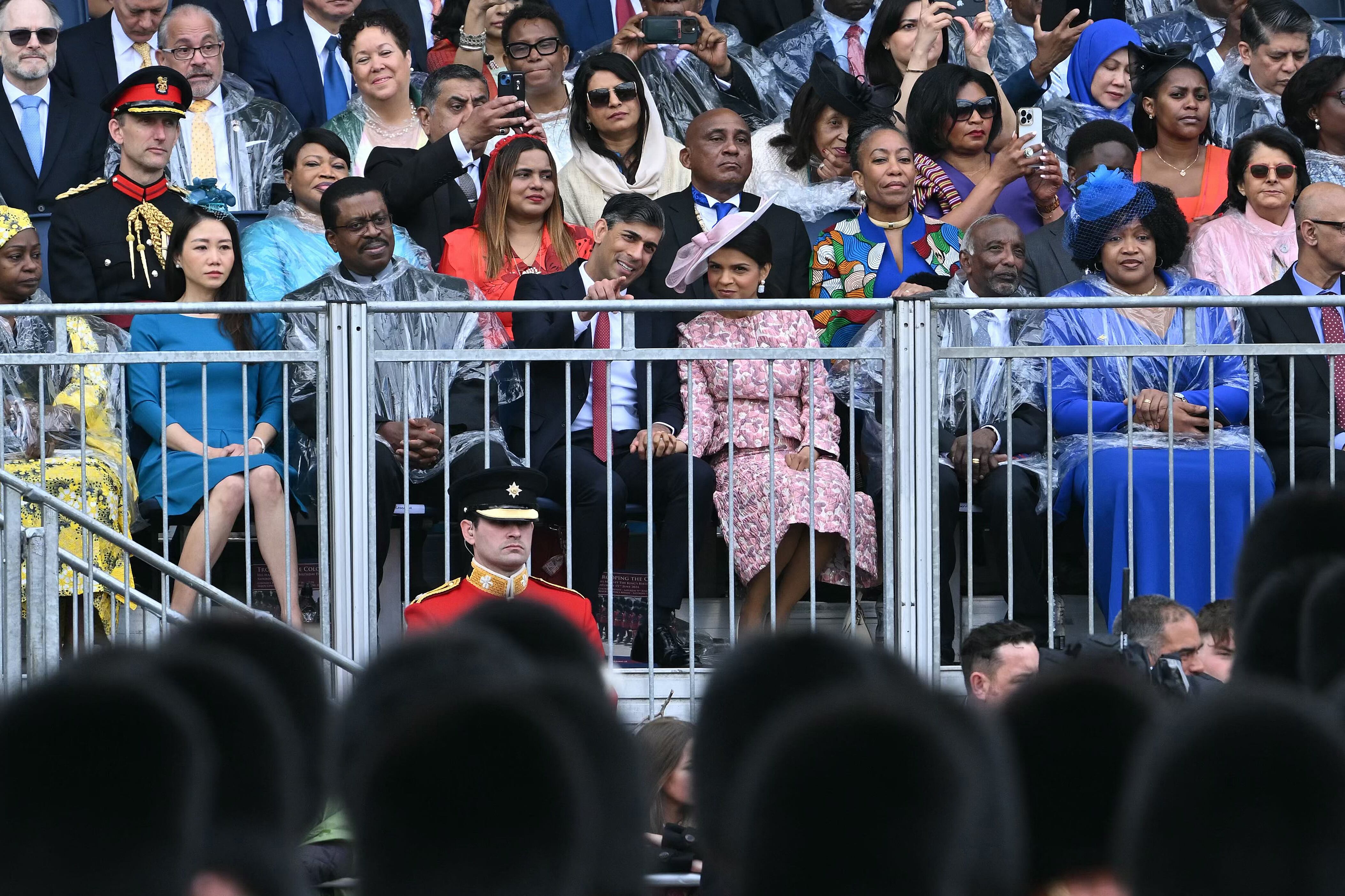 Se cree que la ceremonia de Trooping the Color se realizó por primera vez durante el reinado del Rey. Carlos II. Desde 1748, el Trooping of the Color ha marcado el cumpleaños oficial del soberano británico. En el evento participan más de 1.500 soldados y casi 300 caballos. (Foto de JUSTIN TALLIS / AFP)