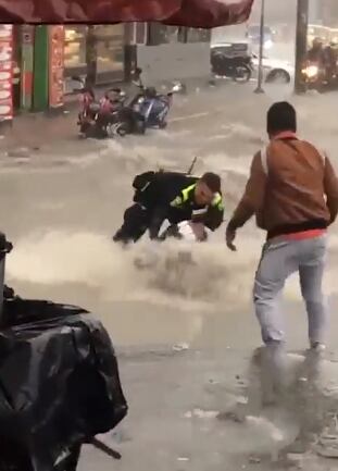El uniformado se lanzó al agua para rescatar a una mujer que fue arrastrada varios metros por la corriente.
