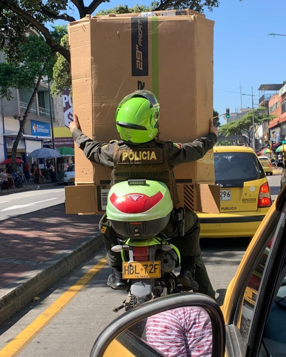 Los policías transitaban por la carrera 15 de Bucaramanga.