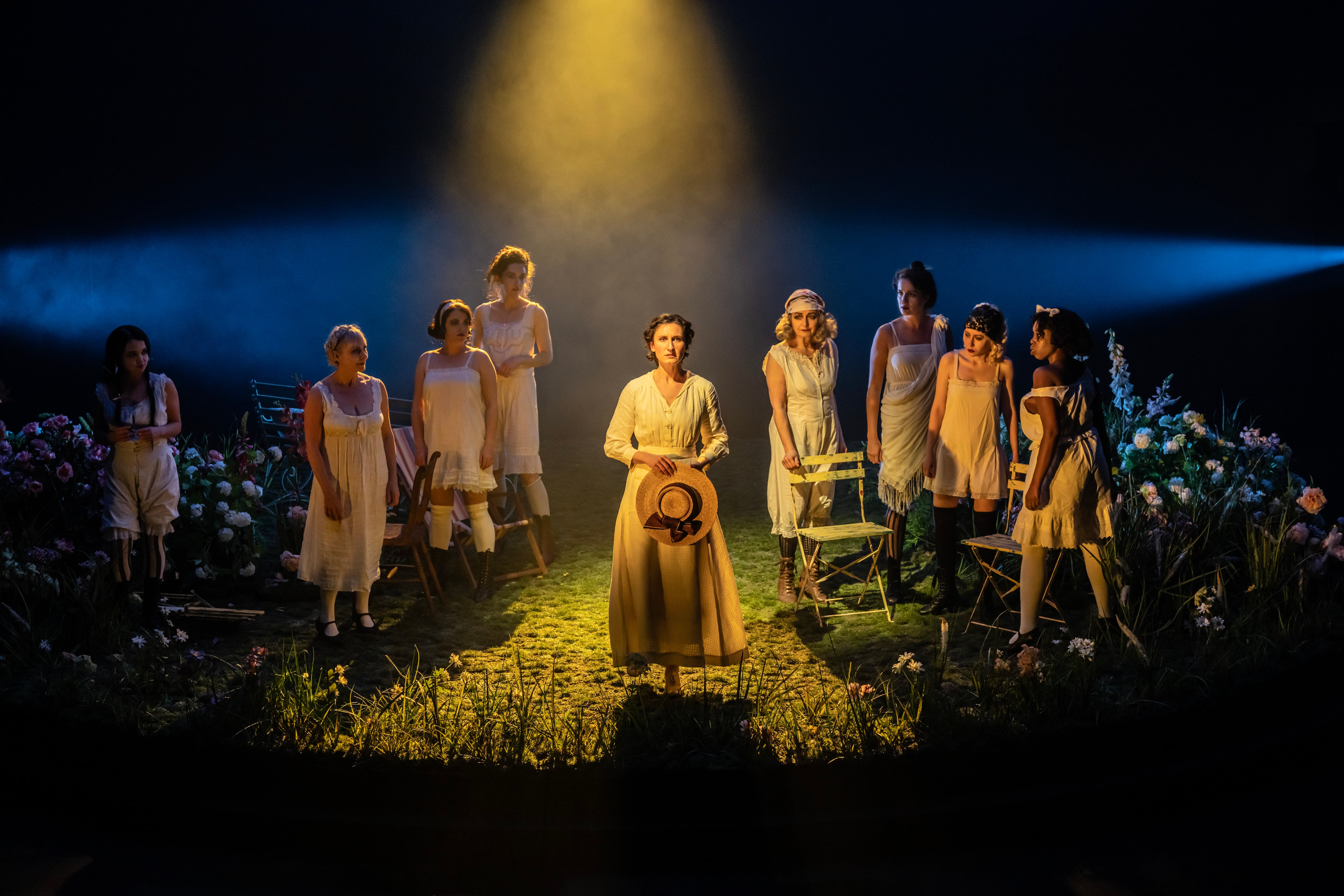 Desde el Garrick Theatre de Londres, ‘La profesión de la Sra. Warren’ ostenta a Imelda Staunton como la Sra Kitty Warren y su hija Bessie Carter como Vivie Warren.