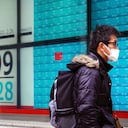 Un hombre con tapabocas camina frente a un tablero de valores electrónico que muestra el índice Nikkei 225 de Japón en una firma de valores en Tokio. Las acciones asiáticas se derrumbaron el viernes después de que el aumento de los rendimientos de los bonos desencadenó una amplia liquidación en Wall Street que borró las ganancias de los mercados durante la semana y le dio al índice compuesto Nasdaq su mayor pérdida desde octubre. Foto: AP / Eugene Hoshiko.