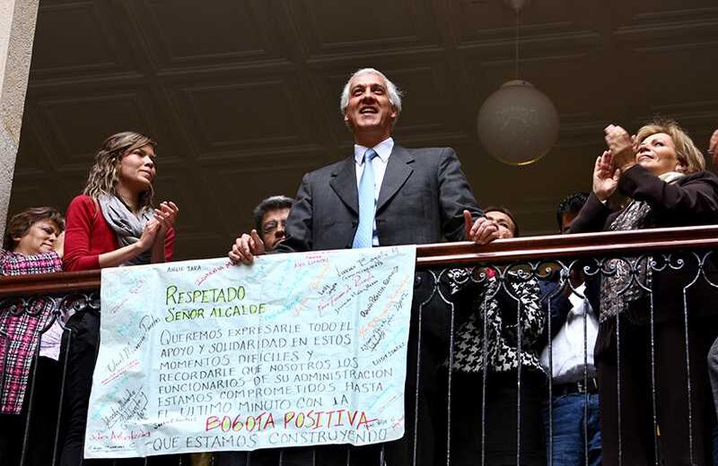 Cuando se destapó el escándalo, la Procuraduría lo suspendió inicialmente por 12 meses. Cuando se apartó del cargo varios de sus funcionarios le manifestaron su apoyo incondicional. 