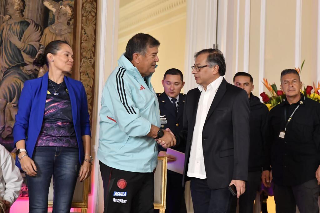 La Selección Colombia, incluido su cuerpo técnico recibió la Cruz de Boyacá.