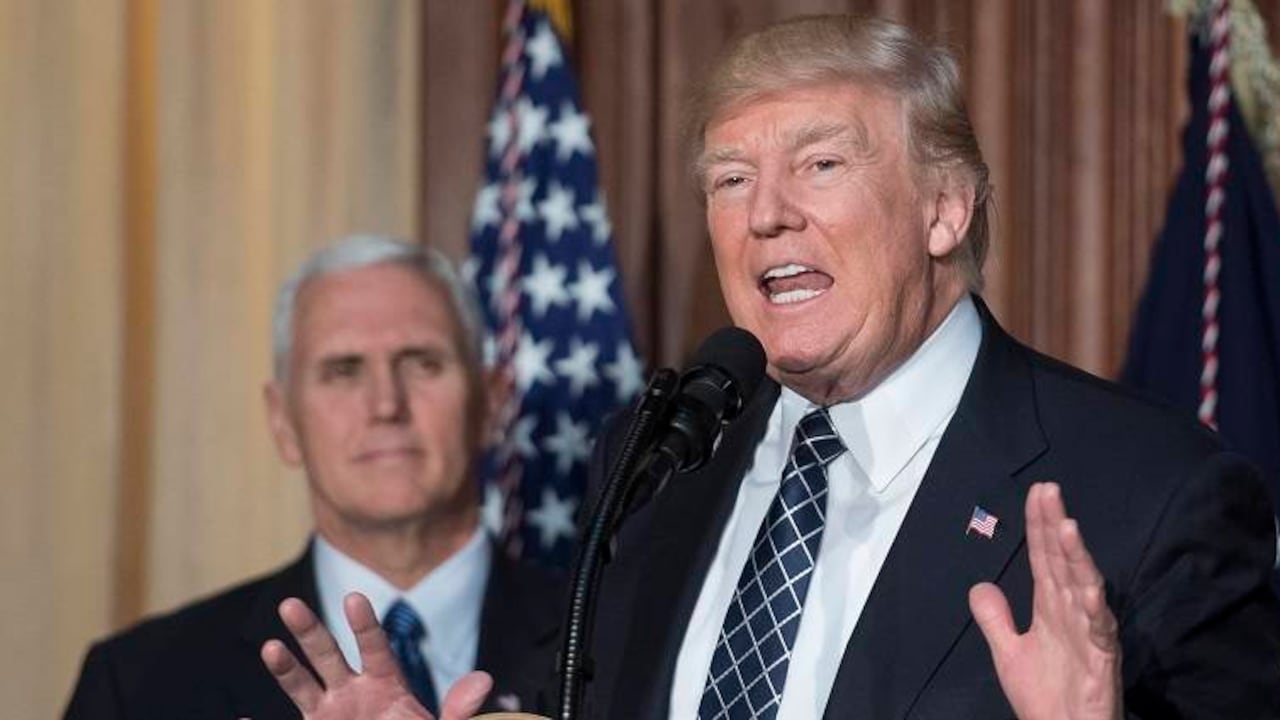 Donald Trump al firmar la orden ejecutiva que revierte algunas de las medidas medioambientales de Barack Obama.