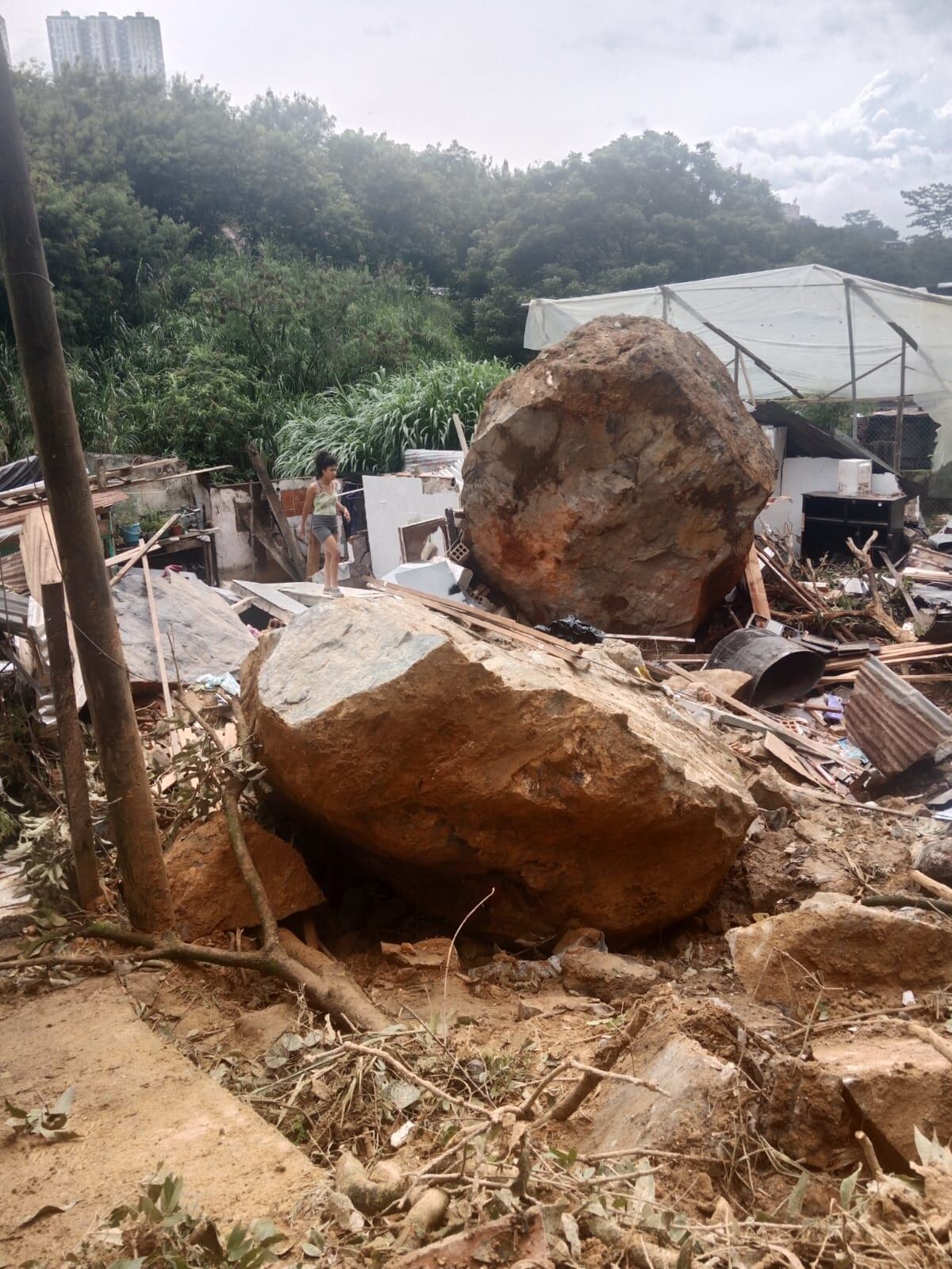 Esta enorme roca cayó en una casa de la comuna 13 de Medellín. Dos personas sufrieron heridas.