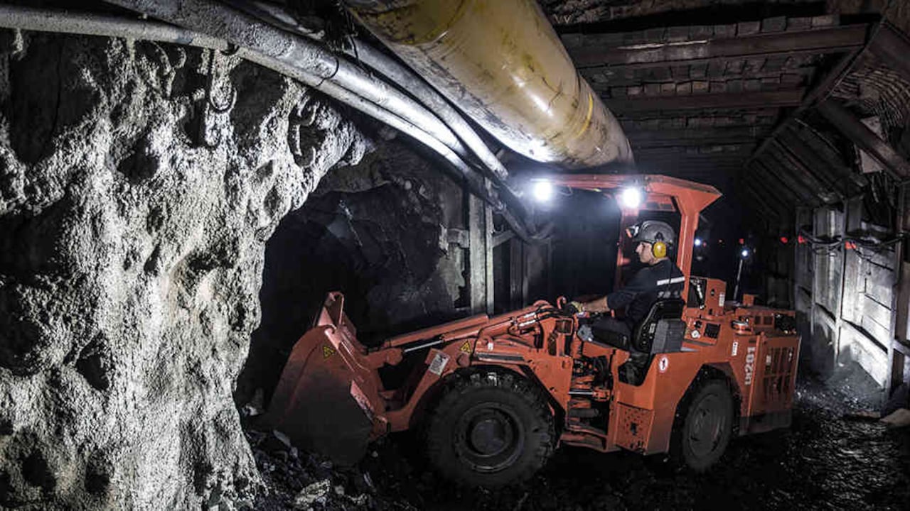 Definir la sensación producida al encontrar una veta repleta de esmeraldas es para Carlos Contreras, algo indescriptible.