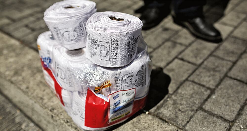   Las personas protestaron por varias razones, entre ellas las reformas sociales y la supuesta violación de los topes de la campaña.