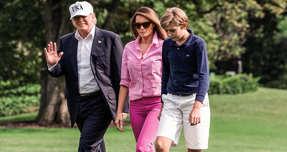 Melania se negó a mudarse a la Casa Blanca porque quería presionar a Trump para renegociar el acuerdo prenupcial a favor de su hijo Barron.  