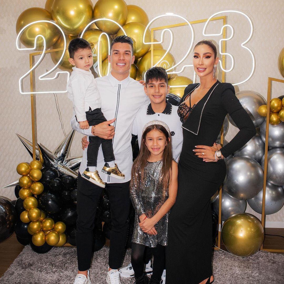 Matheus Uribe y su familia en la celebración del año nuevo