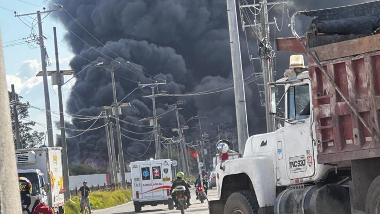 La emergencia se presentó en una empresa de químicos.