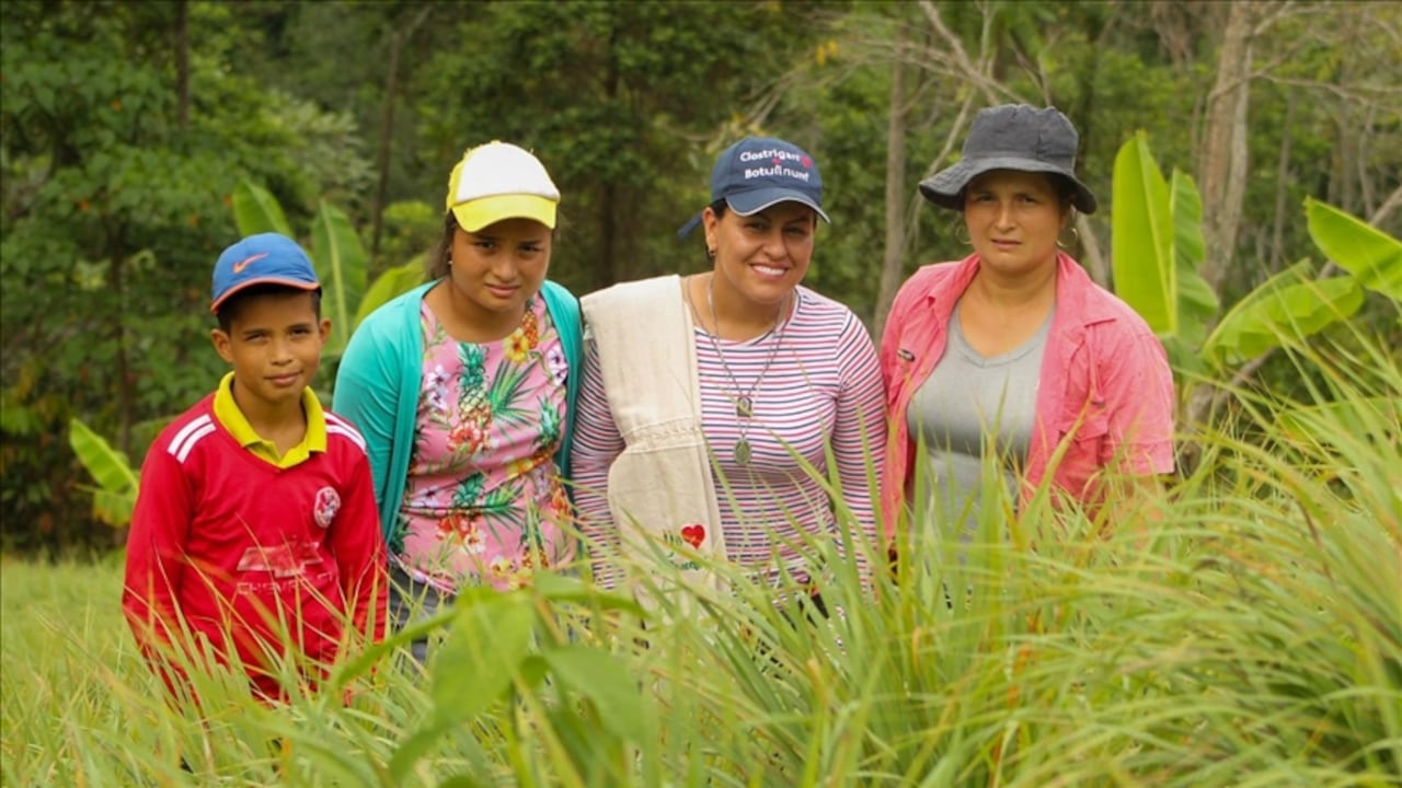 Mujeres que hacen parte de la Asociación de Mujeres Cimientos del Hogar (ASMUECH) ,que le apuesta a la producción de plantas aromáticas. Crédito: cortesía Juan Ángel Salazar Losada. Agencia Anadolu
