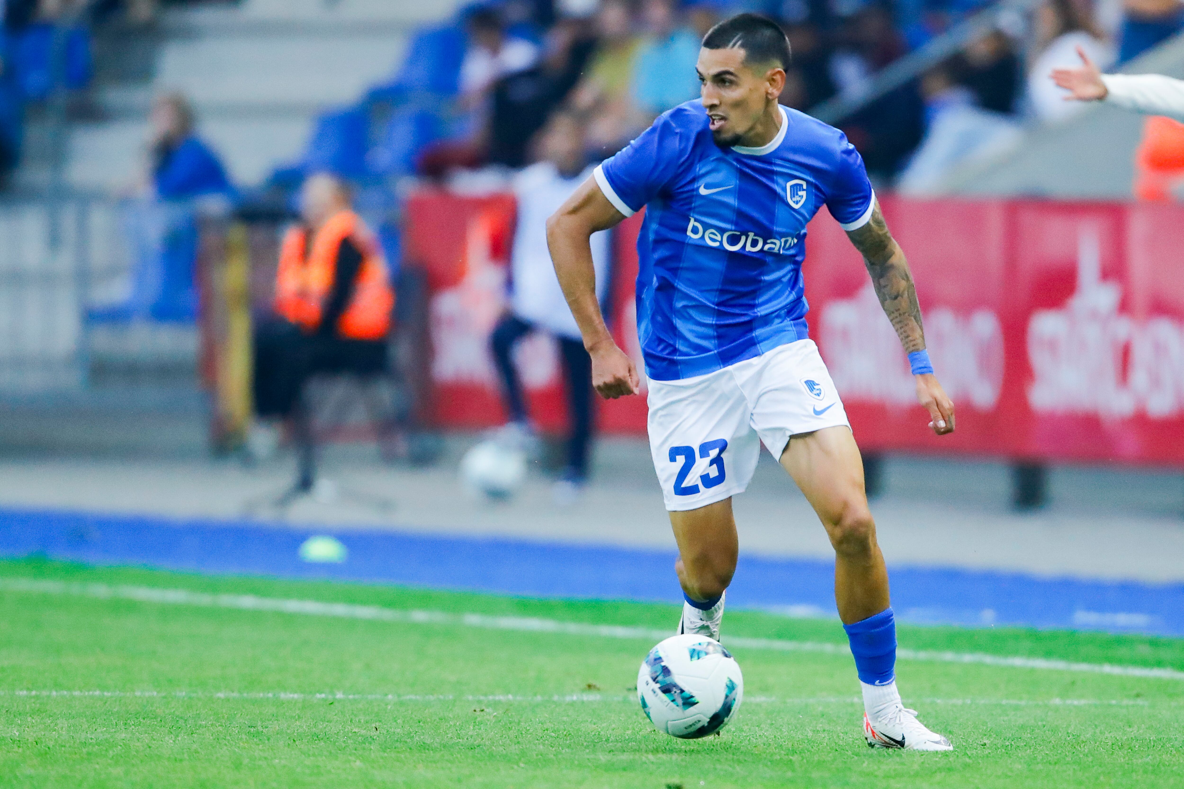 Daniel Muñoz de KRC Genk lucha por el balón durante el partido de segunda ronda de la tercera ronda de clasificación de la UEFA Europa League entre KRC Genk y Olympiakos Piraeus el 17 de agosto de 2023 en Genk, Bélgica. (Foto de NESimages/Perry vd Leuvert/DeFodi Images vía Getty Images)