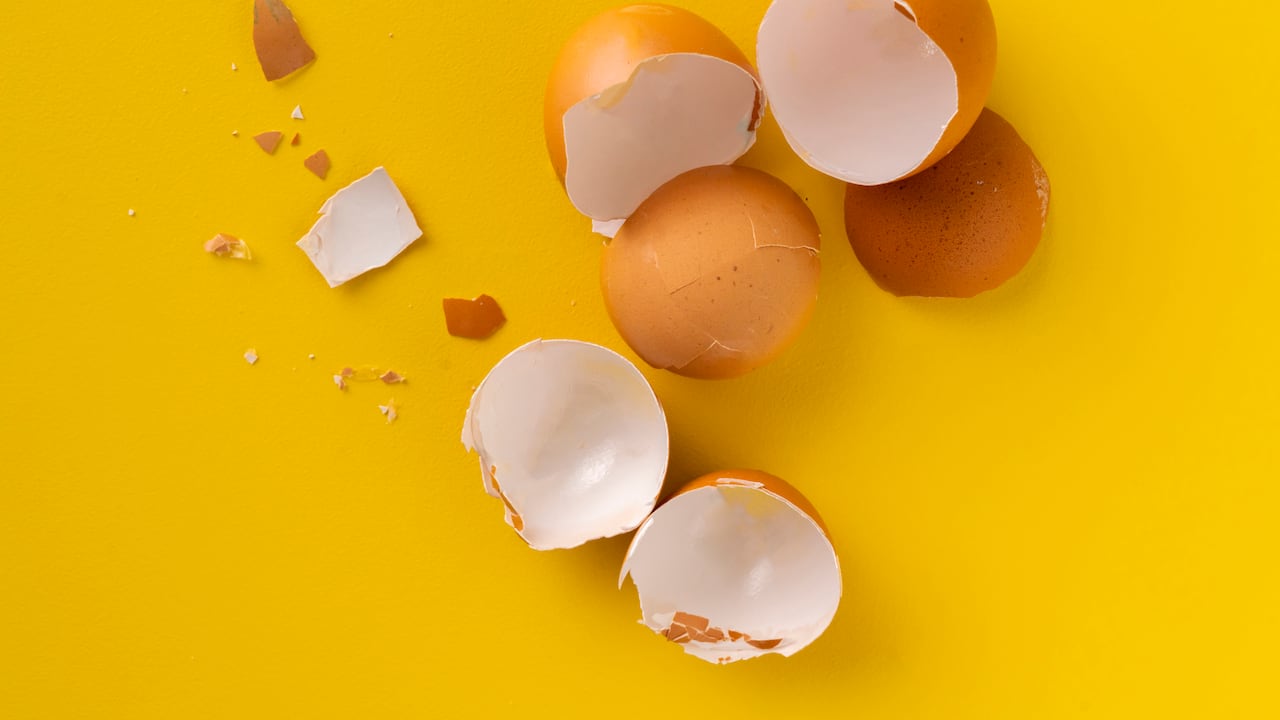 Aunque es poco común recalentar los huevos -ya que cambia notablemente su olor y sabor- someterlos a esta práctica también podría derivar en efectos nocivos para la salud.