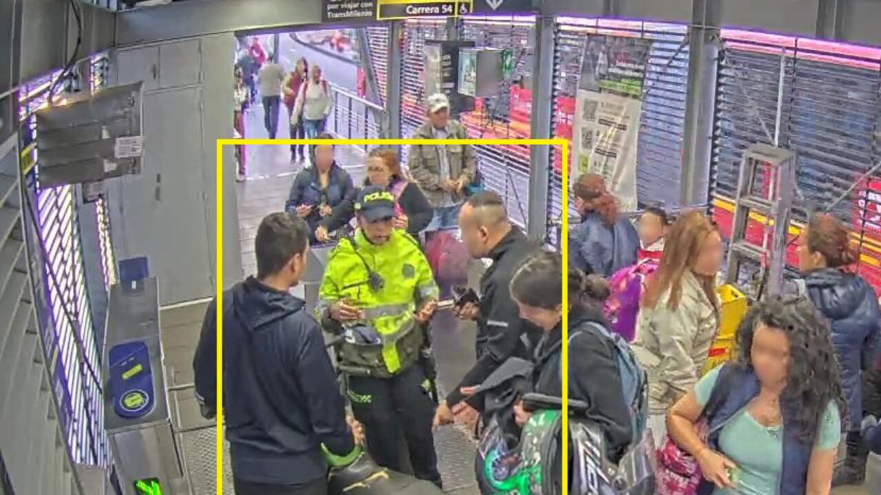 Conductor subió su moto a TransMilenio.