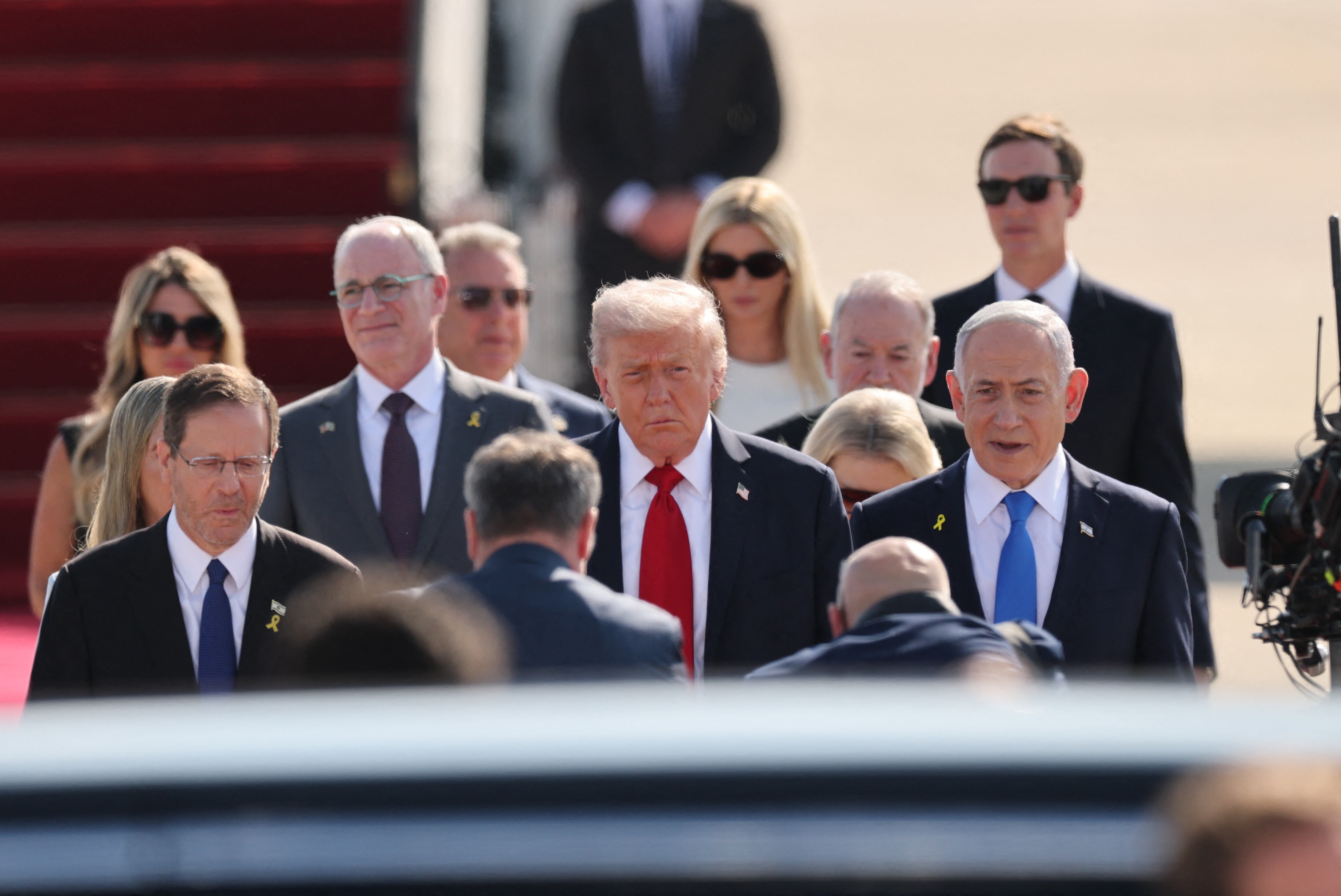 El presidente de Estados Unidos, Donald Trump, en su más reciente visita a Israel. A su lado izquierdo Isaac Herzog (presidente de Israel) y a su lado derecho Benjamin Netanyahu (primer ministro de Israel).