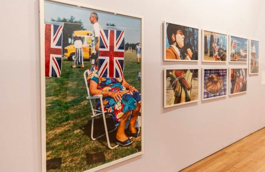 Inglaterra es un tema recurrente en su obra. En palabras de Thomas Weski, Think of England es un ensayo fotográfico cómico, obstinado y cariñosamente satírico sobre la identidad inglesa que contribuye al debate sobre lo que significa ser inglés.