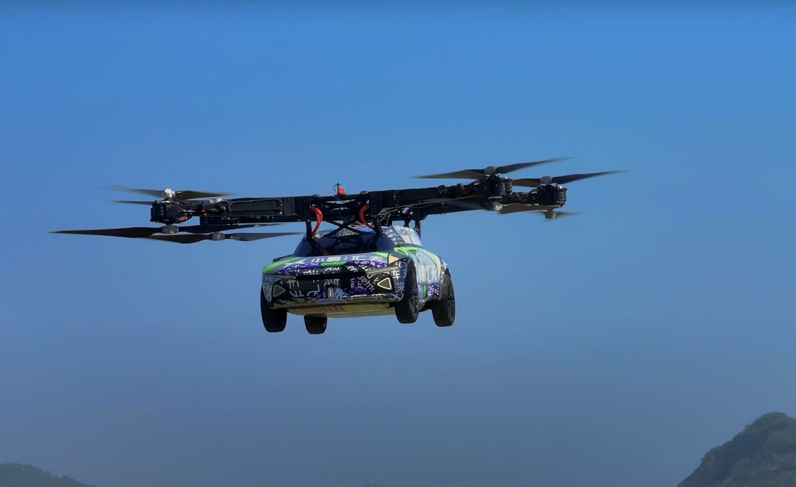 El auto volador eVTOL X3 logró superar su primer vuelo de prueba.