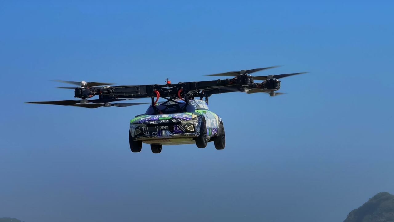 El auto volador eVTOL X3 logró superar su primer vuelo de prueba.