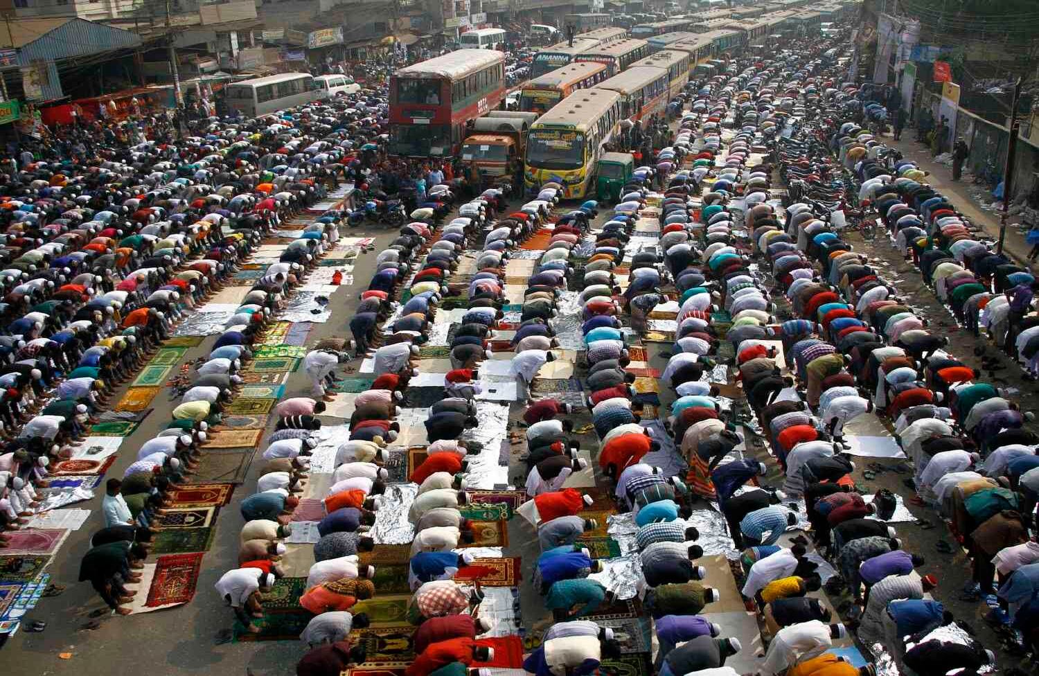 Los residentes de Bangladesh ofrecen oraciones del viernes cuando comienza la congregación de musulmanes más grande del mundo en Tongi el 12 de enero de 2018.Bishwa Ijtema, las mayores congregaciones de musulmanes después del Hajj, ha comenzado en Bangladesh. / AFP PHOTO / Rehman Asad.