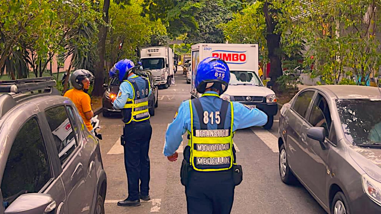 Las autoridades de tránsito realizando labores de vigilancia del pico y placa en la capital de Antioquia.