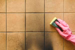 Las juntas entre los azulejos son porosas y tienden a acumular polvo,