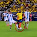 Jhon Córdoba fue derribado en el área por Alexis Mac Allister