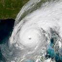 Esta imagen satelital GOES-East GeoColor, tomada el miércoles 28 de septiembre de 2022 y proporcionada por la Oficina Nacional de Administración Oceánica y Atmosférica de Estados Unidos, muestra el vórtice del huracán Ian acercándose a la costa suroccidental de Florida. (NOAA vía AP)