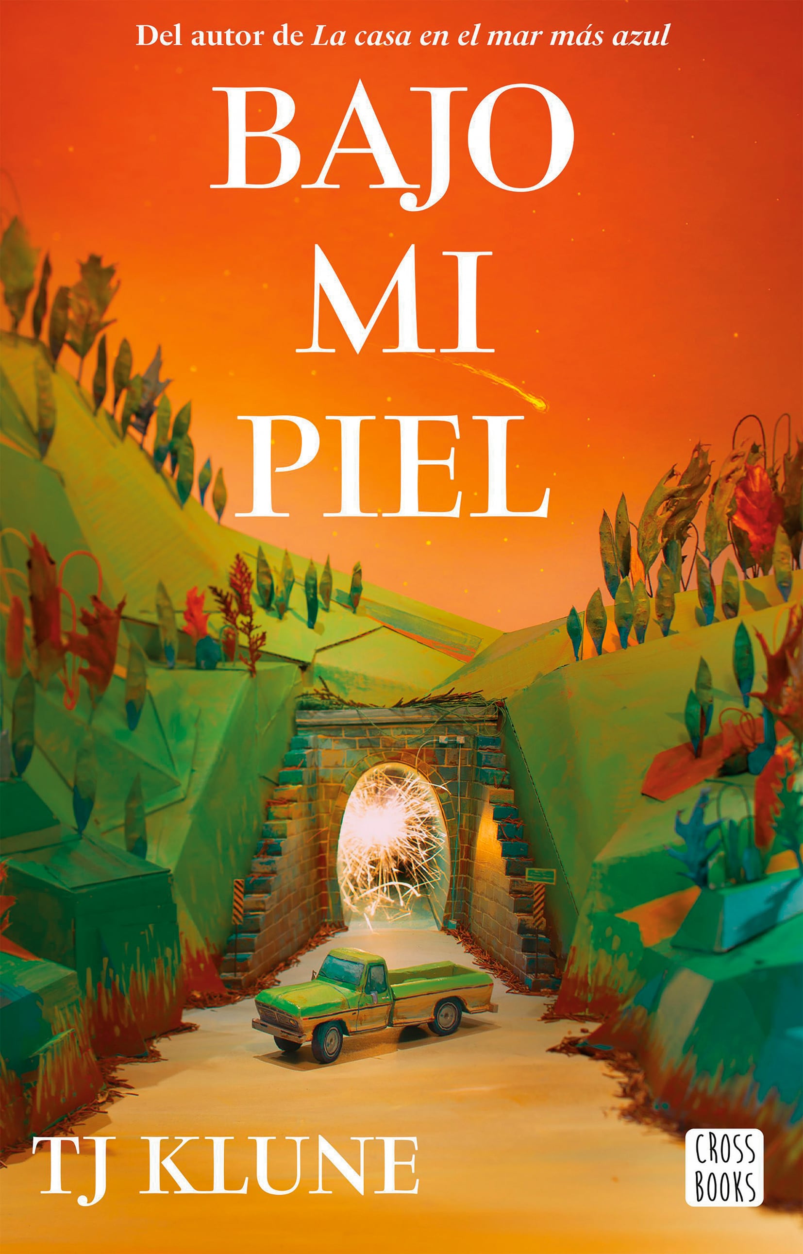 Bajo mi piel, de T. J. Klune, nació originalmente en 2018 como una autopublicación. Es una obra de culto que trae un recordatorio poético: a veces debemos escapar del fin del mundo para aprender a habitar el propio.