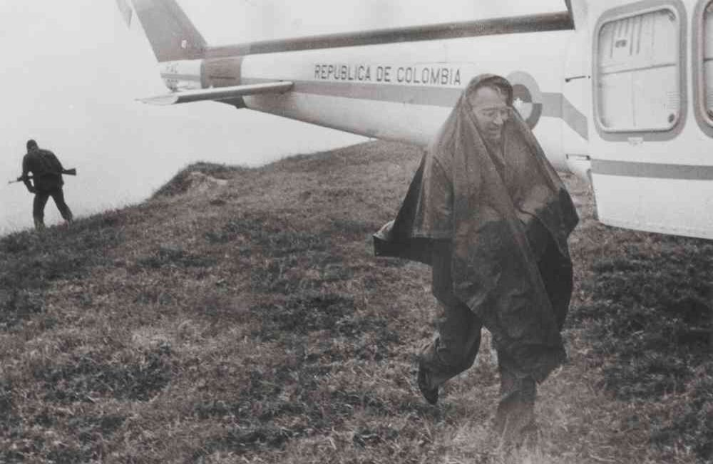 En marzo de 1984 en La Uribe, Meta, se firmó el acuerdo al cese al fuego entre la comisión de Paz y el Secretariado de las Farc, y en agosto con el EPL, la Autodefensa Obrera y el M-19.Archivo SEMANA.