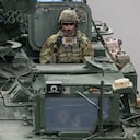 Un vehículo militar estadounidense circula por la autopista A4 cerca de Dresde por la mañana. Las fuerzas estadounidenses habían participado en el ejercicio de la OTAN "Griffin Shock" en Polonia.