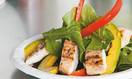 Ensalada de pollo, rúgula y pimentón con láminas de aguacate y papa rösti