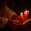 La gente se reúne en la avenida Park Way de Bogotá para encender velas en la Noche de Velitas, que se celebra cada año en vísperas de la Inmaculada Concepción.