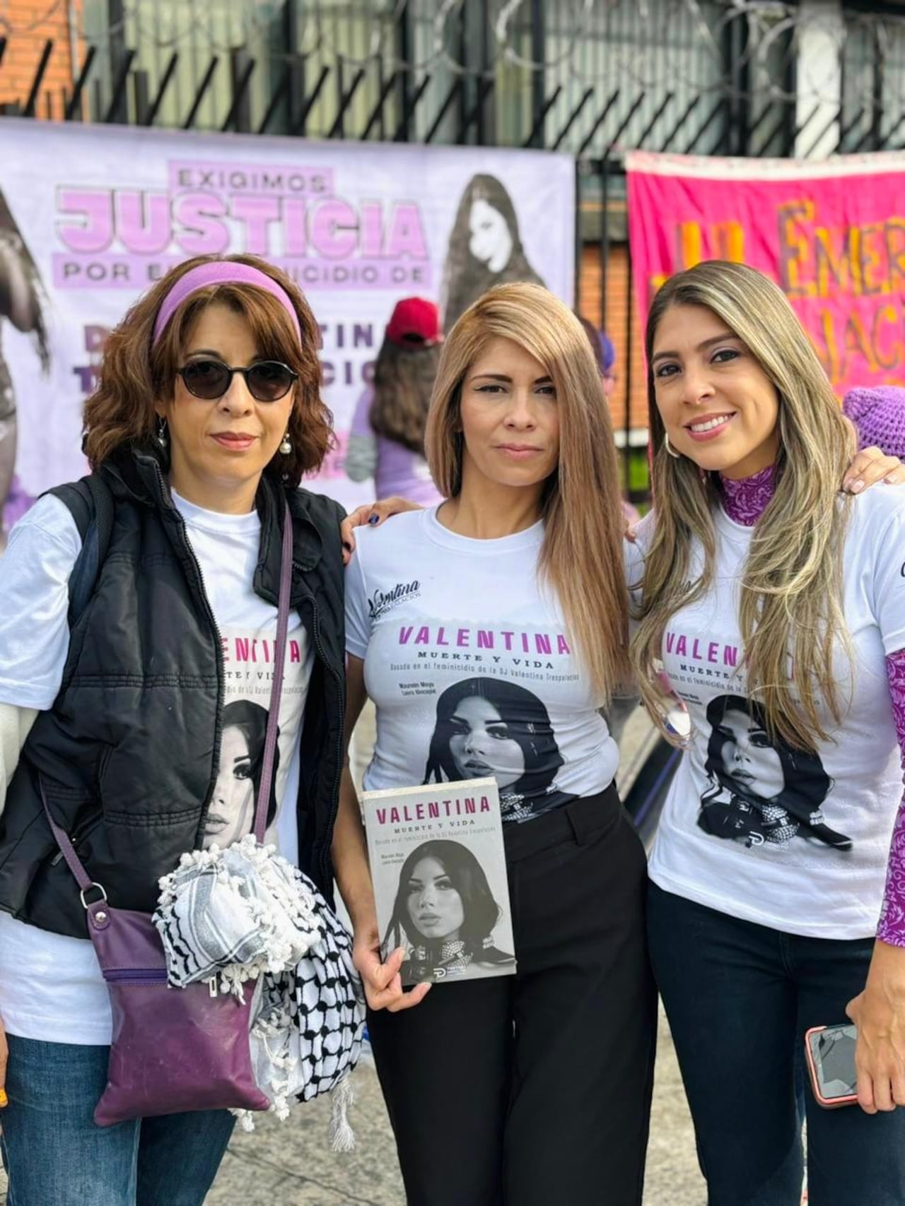 Maureén Maya, Laura Hidalgo (madre de Valentina) y Laura Hincapié. Plantón frente a los Juzgados de Paloquemao el pasado miércoles 17 de abril de 2024, en Bogotá.