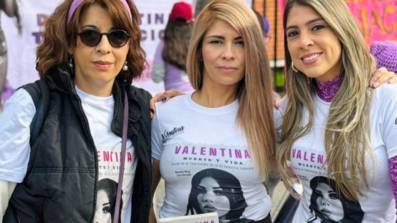 Maureén Maya, Laura Hidalgo (madre de Valentina) y Laura Hincapié. Plantón frente a los Juzgados de Paloquemao el pasado miércoles 17 de abril de 2024, en Bogotá.
