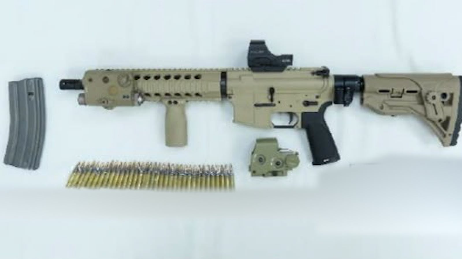 A la creadora de contenido Wendy Jeanette Durán Bocanegra le encontraron, en Pance, un fusil Colt calibre 5.56 de fabricación estadounidense, cuyo modelo y características no hace parte del inventario de la fuerza pública en Colombia