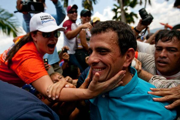 Capriles, es saludado por seguidores en un acto de campaña en la ciudad de San fernando, en el estado Yaracuy, Venezuela.