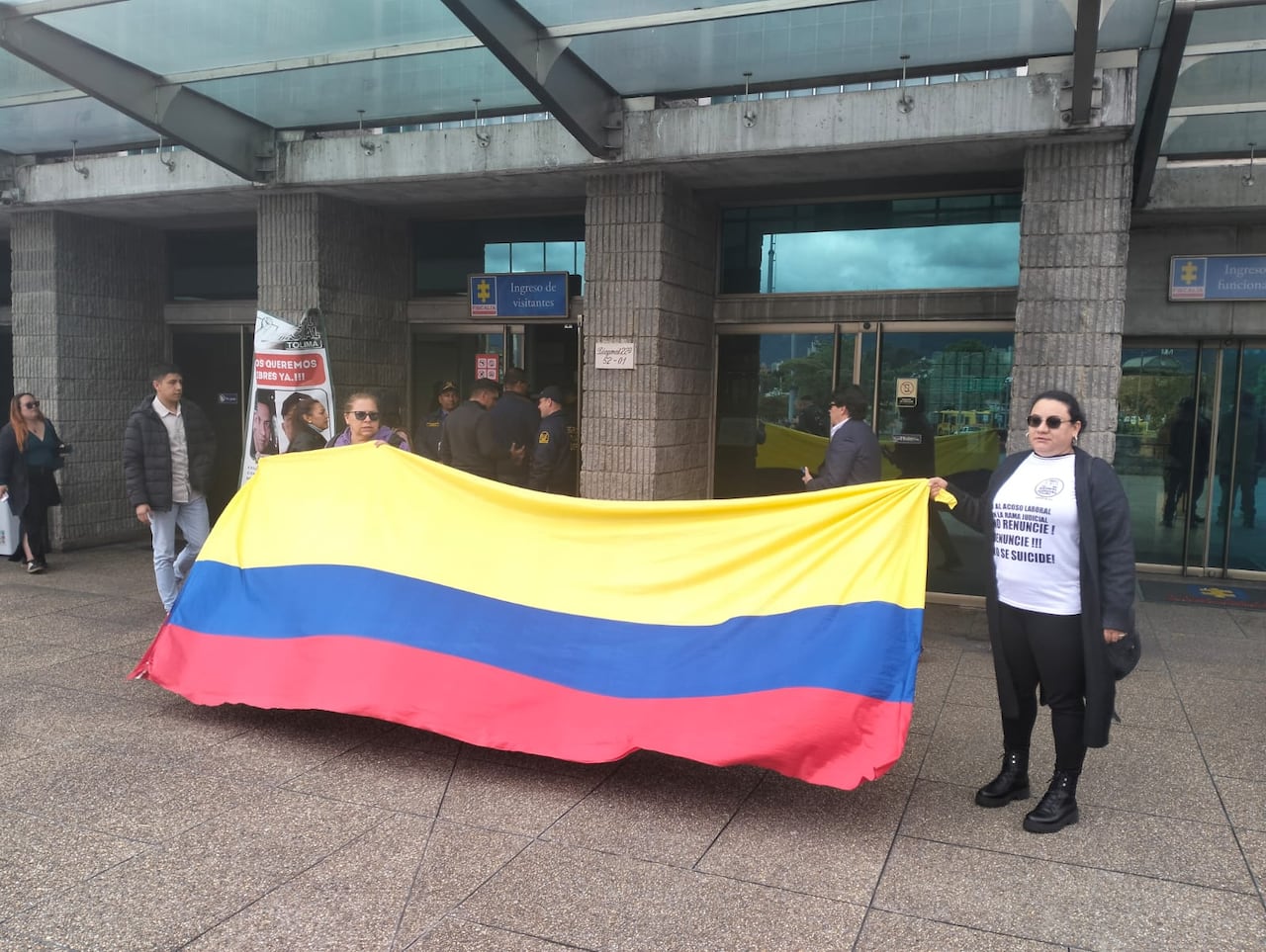 Trabajadores de la Fiscalía hicieron un plantón frente al búnker tras las recientes decisiones de la fiscal Camargo