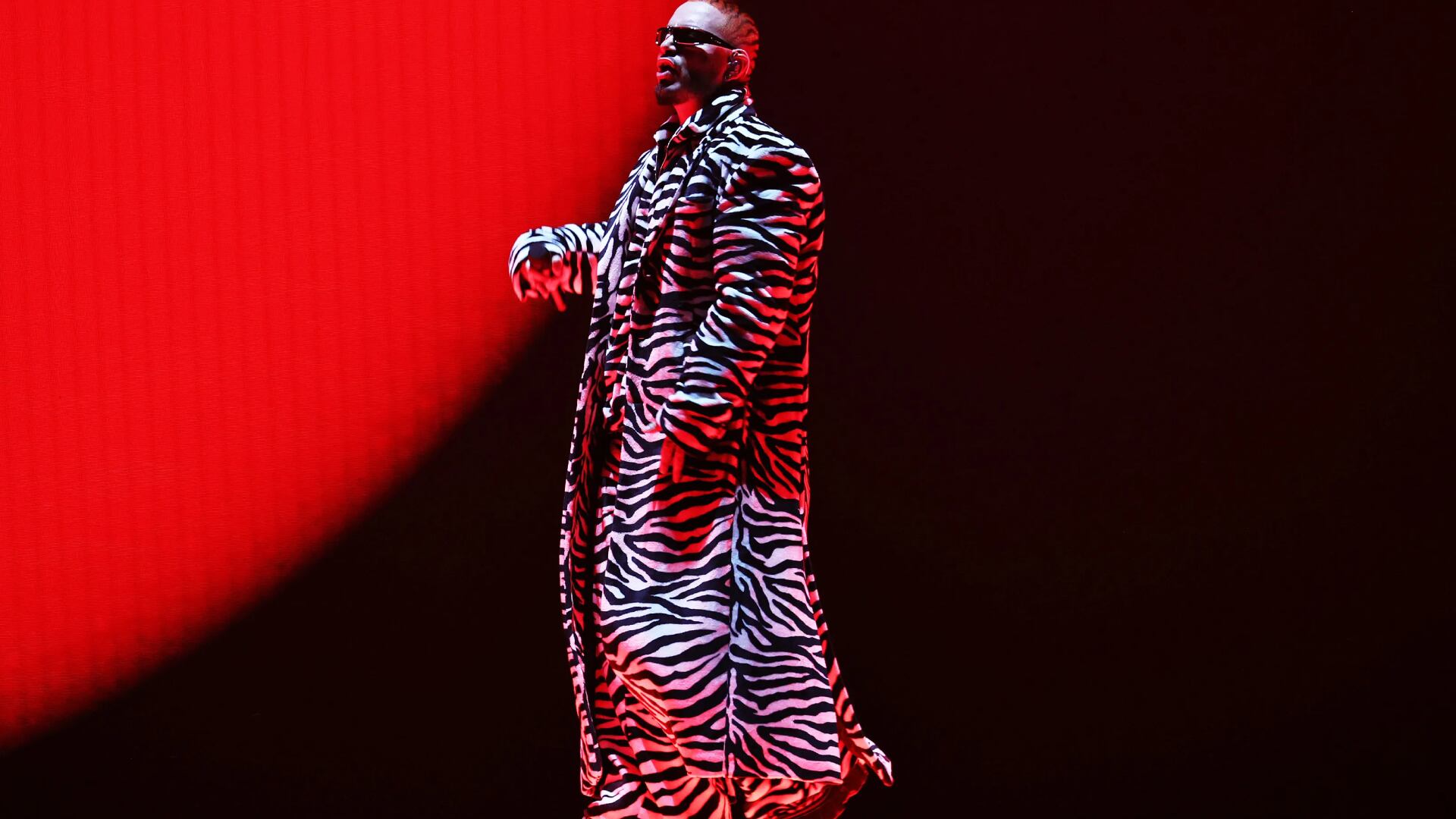 J Balvin durante su presentación en los MTV MVA's 2022.