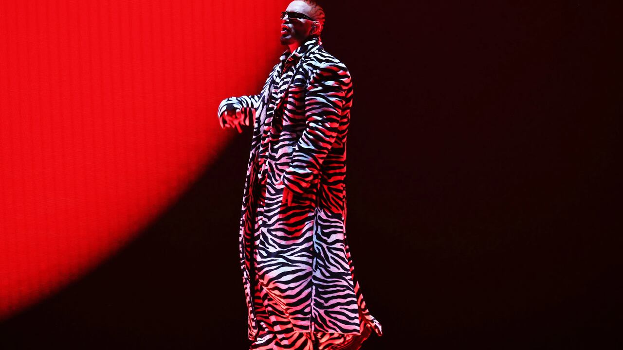 J Balvin durante su presentación en los MTV MVA's 2022.