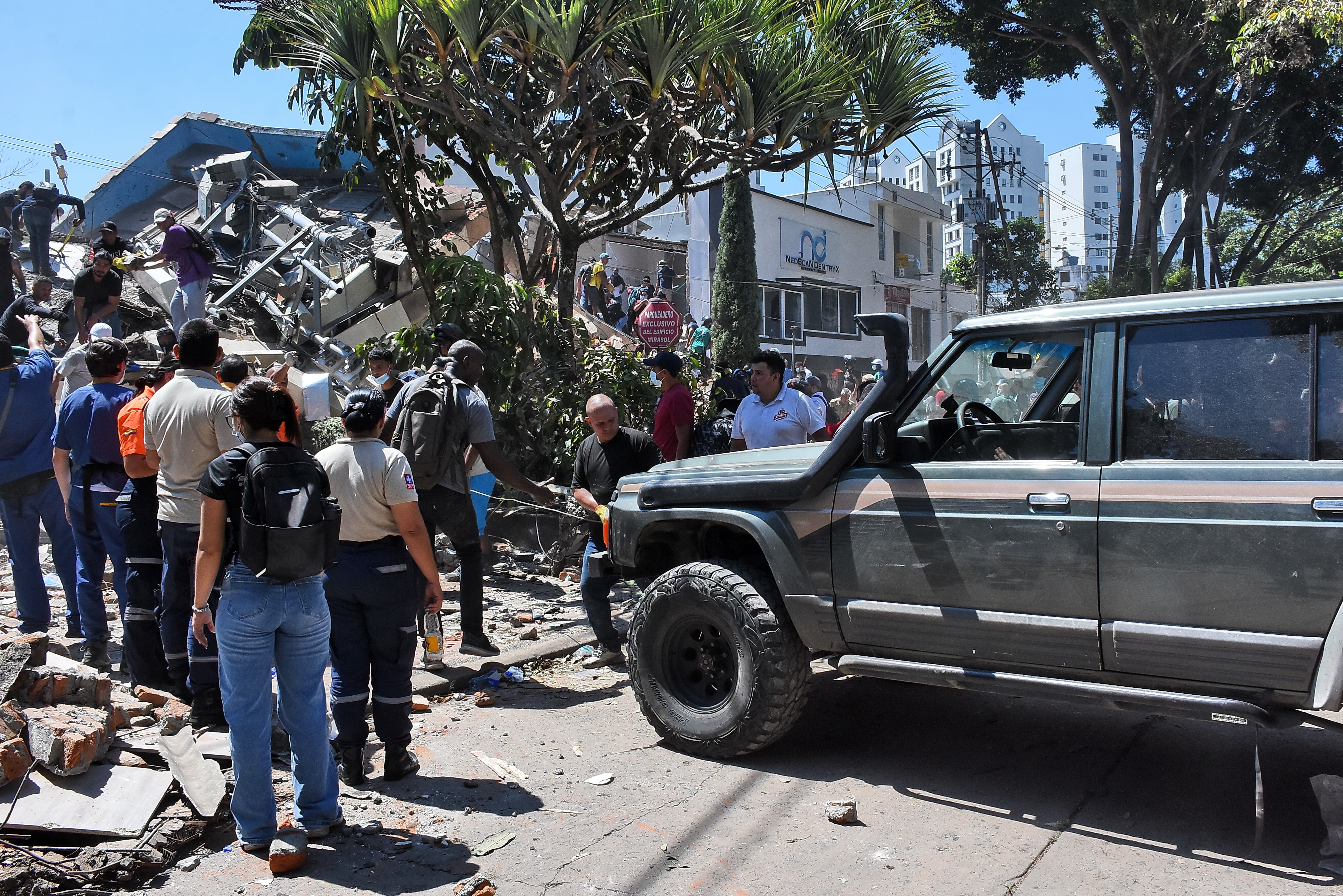 Terremoto en Cali, Colapso de infraestructura en diferentes lugares de la ciudad. Clínica de Colores, DESA, Galería Alameda, Edificaciones sobre la avenida roosvelt y al frente del coliseo de Hockey Miguel Calero.